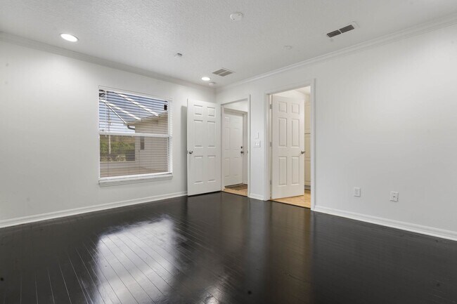 Building Photo - Lovely spacious 3bd/2bath townhouse with screen patio!