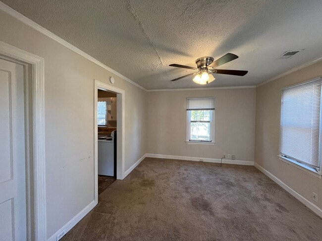 Building Photo - 1 Bedroom/ 1 Bathroom Duplex plus office, ...