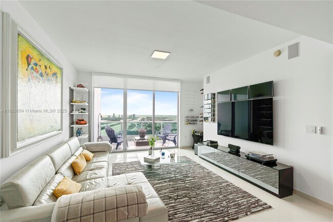 Building Photo - 900 Biscayne Blvd
