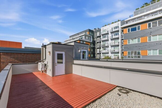 Building Photo - Trendy West Seattle Townhome w/Air Conditioning and Rooftop Deck