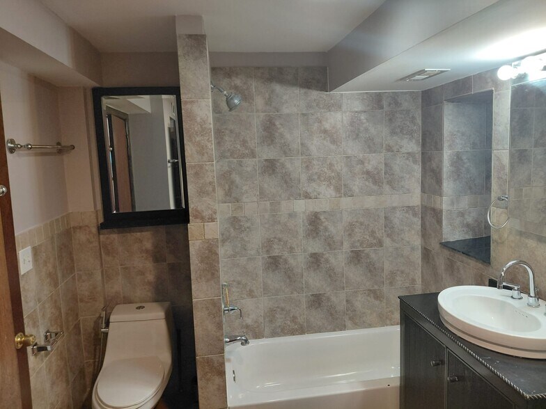 Building Photo - 3713 W Shakespeare Ave