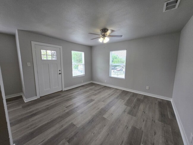 Building Photo - 2bed 1 Bath