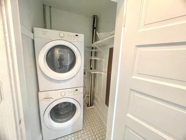 Building Photo - Stunning spacious 2nd floor apartment with Water View!