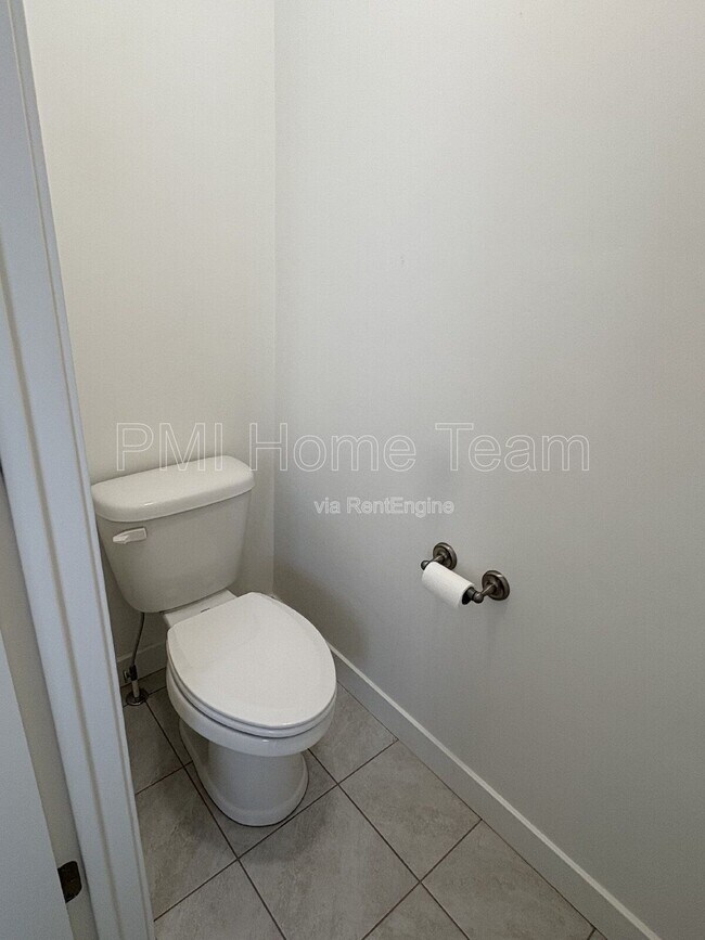 Building Photo - 1616 W Parkview Dr