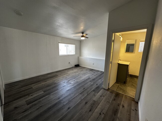 Building Photo - 10374 Lake Summit Dr