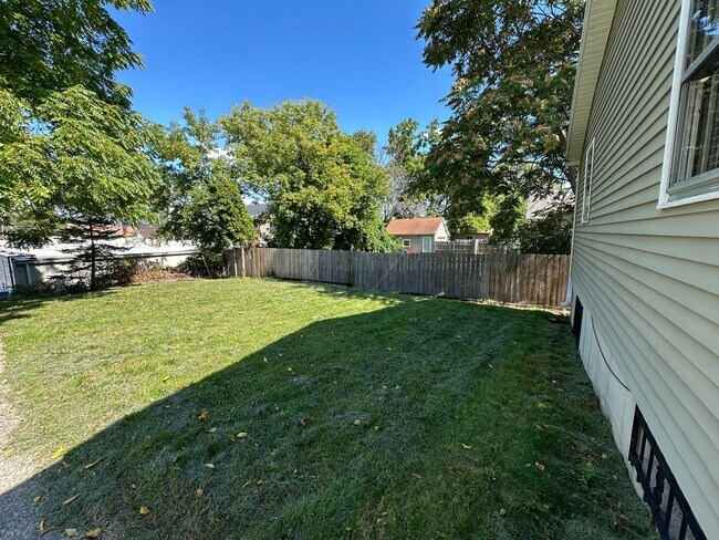 Building Photo - Adorable home on the NE side of Grand Rapids!