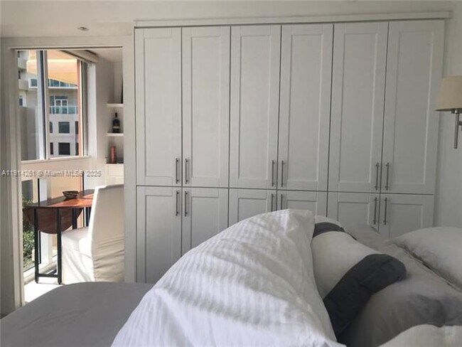 Building Photo - 2951 S Bayshore Dr