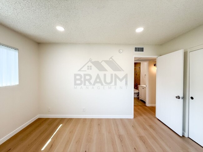 Building Photo - 14801 Delano St