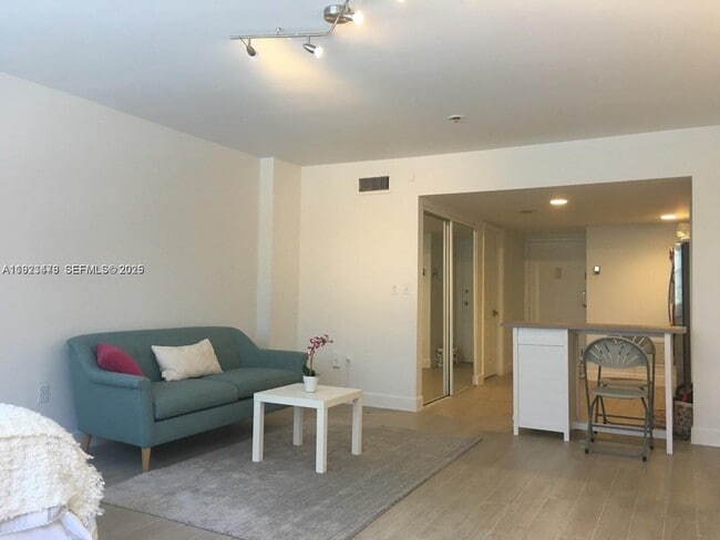 Building Photo - 999 Brickell Bay Dr