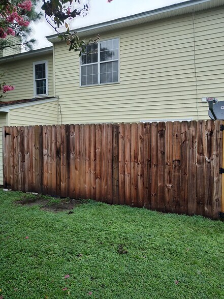 Back fence - 4725 Bayfield Dr
