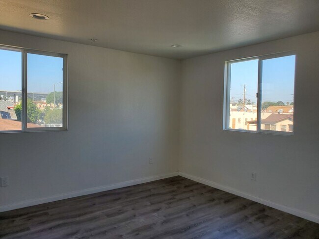 Building Photo - MULTI-FAMILY HOUSE