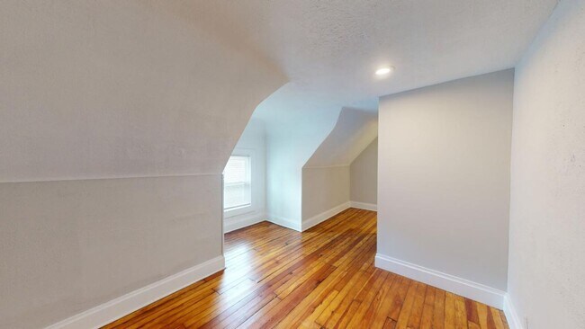 Building Photo - 5 BEDROOMS + 2 FULL BATHROOMS + 5 FREE OFF...