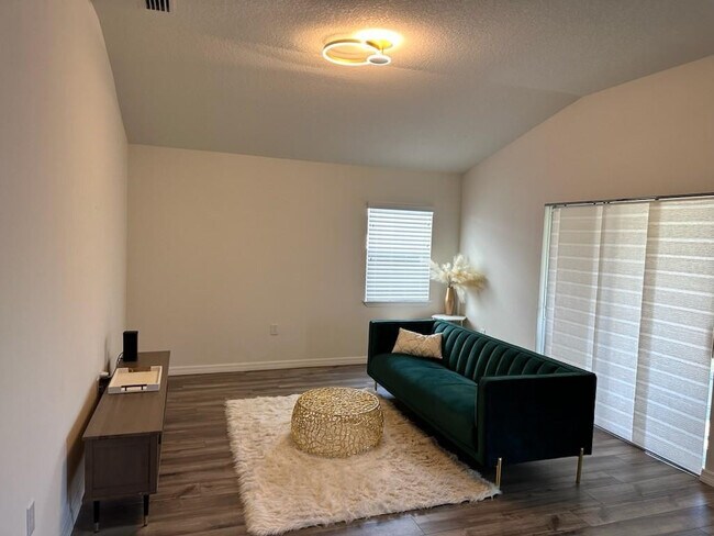 Building Photo - 1099 Dania Cir