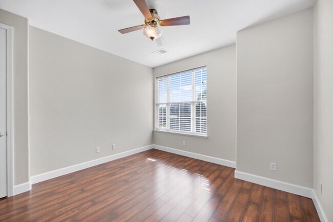 Building Photo - Townhouse - Beautiful 4bdrm, 3 bath - Rocklin