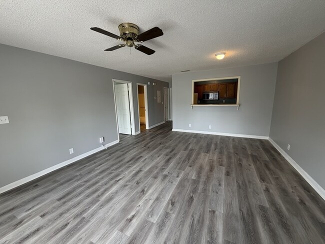 Building Photo - 4947-4947 7 Pine Cir