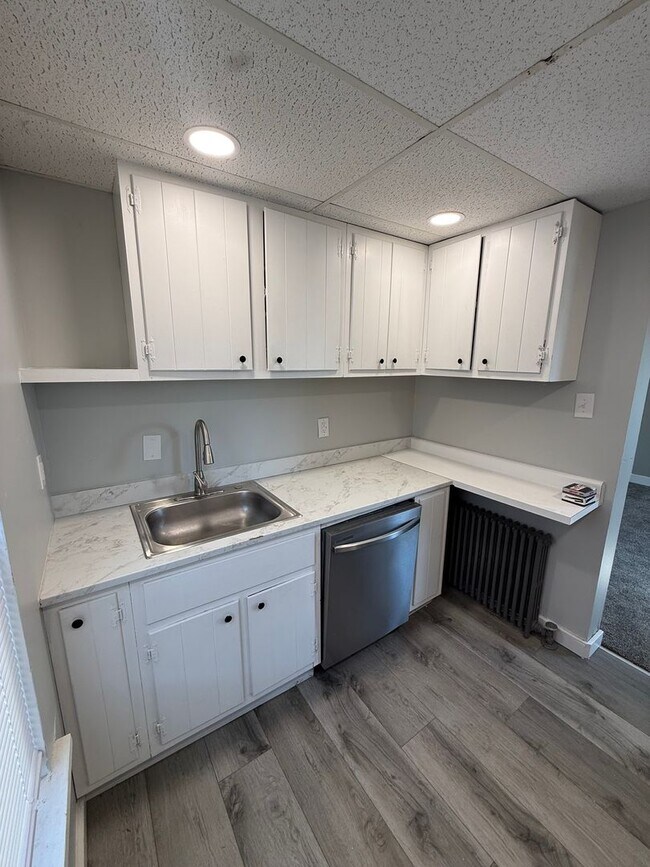 Building Photo - 519 Roup St