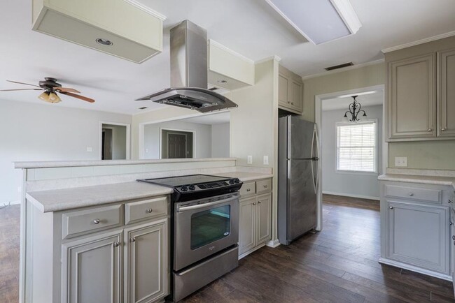 Building Photo - Spacious Brick Home with Modern Finishes i...