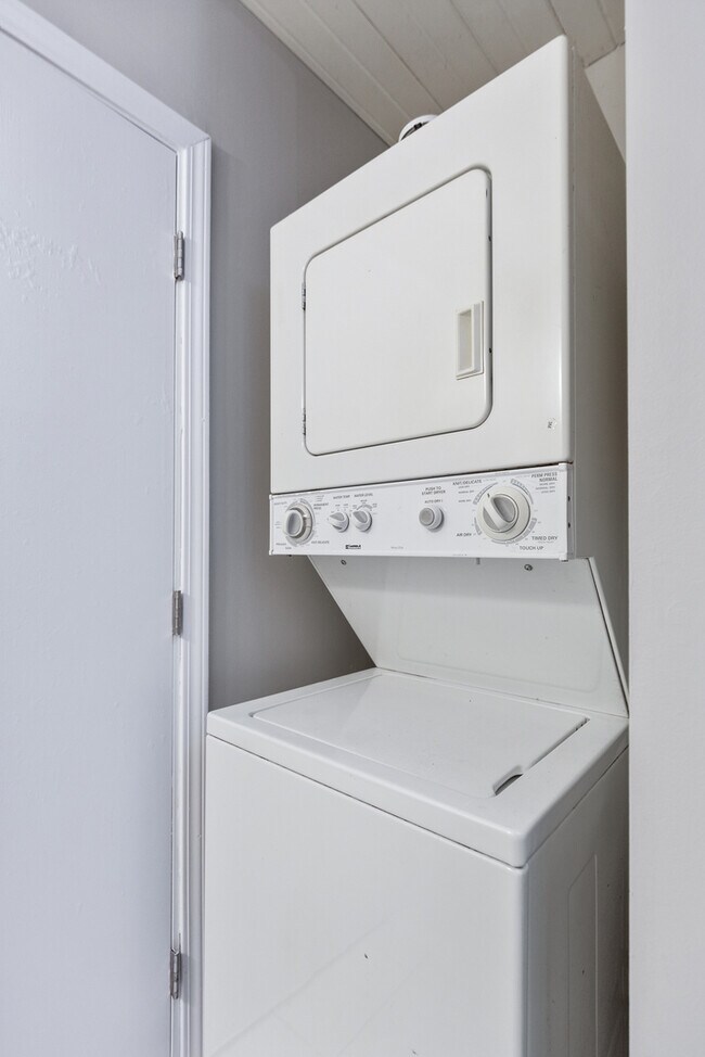 Building Photo - 1444 Stonebridge Cir