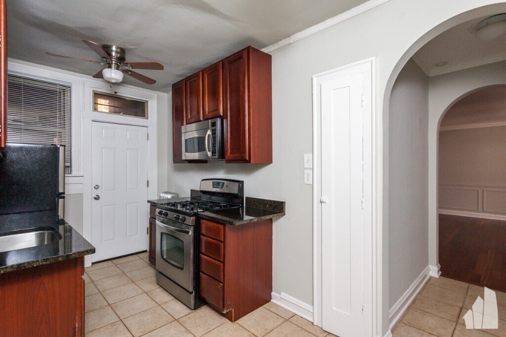 Building Photo - 542 W Surf St