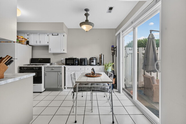Building Photo - 2303 Aster Dr