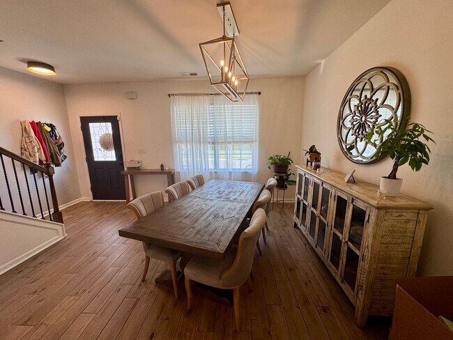 Building Photo - Beautiful 5BR/3BA Home in Roberta Ridge