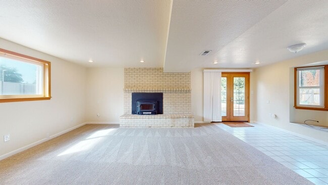 Building Photo - Location, Location, Location! - Four Bedroom house located minutes from Des Moines Waterfront