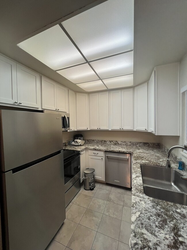 Building Photo - 1597 Atroari St
