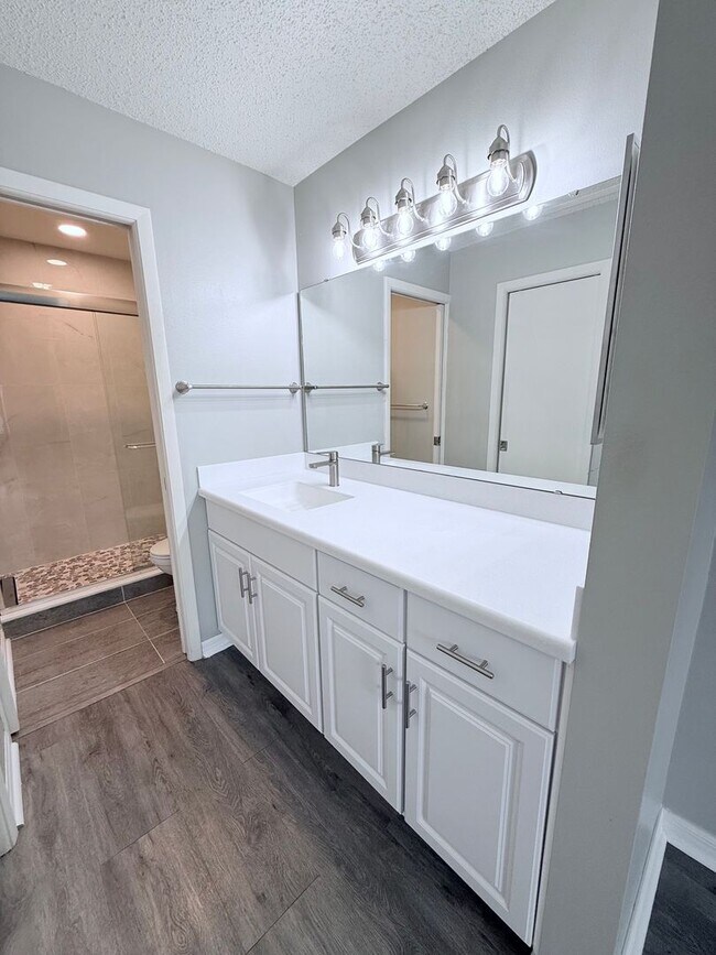 Building Photo - Beautifully Updated 2-Bedroom Condo in Prime Gulf Gate Location