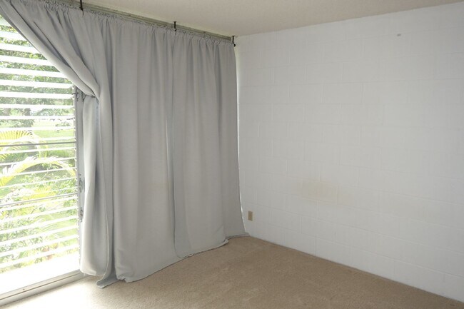 Building Photo - 2 bedroom, 1 bath, 2 parking in Waikalani Woodlands