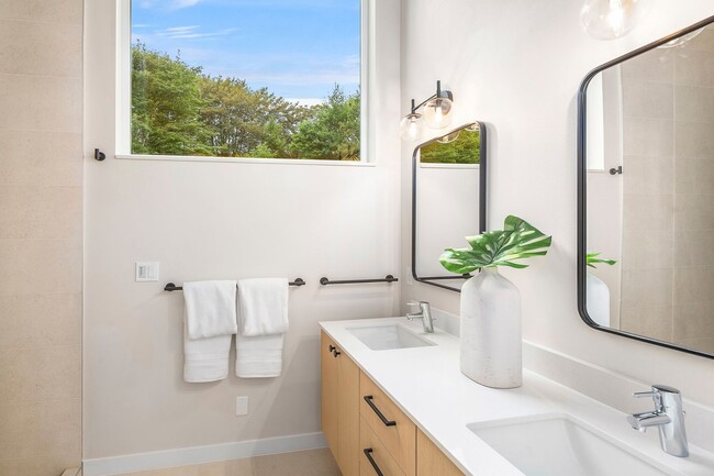 Building Photo - BRAND NEW! 3bd, 2ba Columbia City Townhome, FREE RENT!