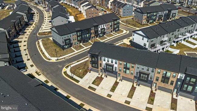 Building Photo - 720 Glenn Lk Dr