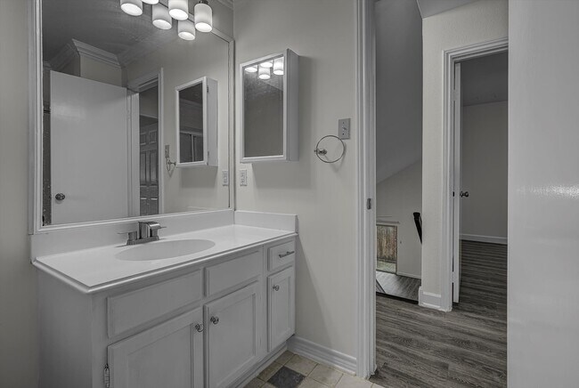 Building Photo - 13975 Hollowgreen Dr