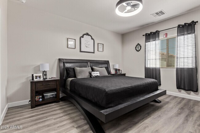 Building Photo - 11204 W Mobile Ln