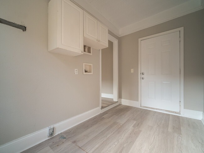Building Photo - "Charming 4-Bedroom Gem in Charlotte - Cozy Living with Spacious Comfort!"