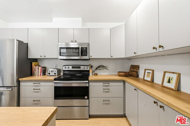 Building Photo - 5625 Green Valley Cir