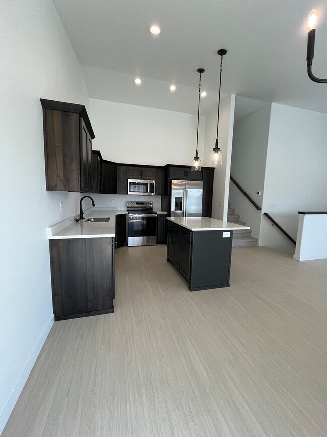 Building Photo - 3 Bed 3 Bath Townhome