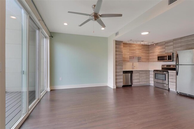 Building Photo - 604 N Bluff Dr