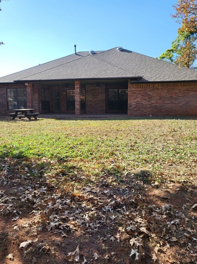 Building Photo - (3) Bed/(2.5) Bath with over 2000sqft in Blanchard Avail NOW!