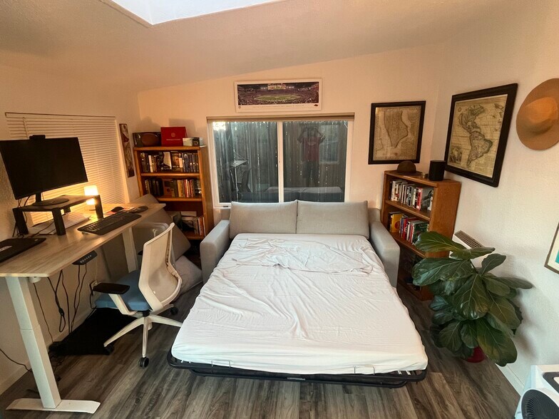 Building Photo - 915 University Ter