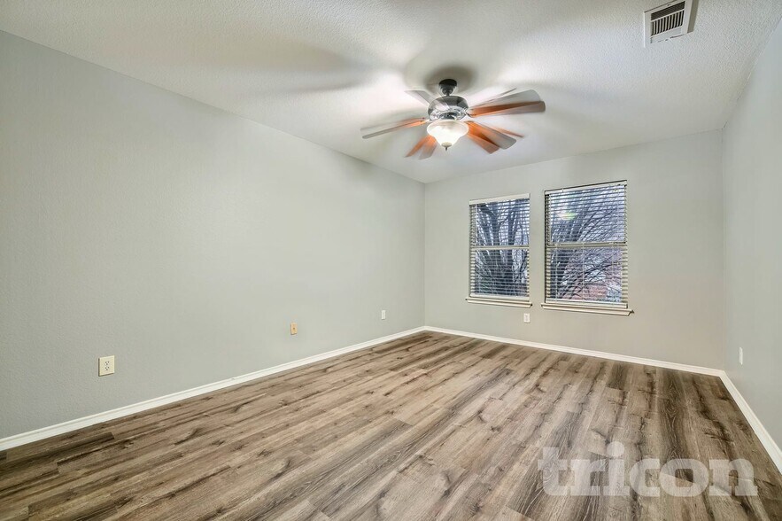 Building Photo - 220 Flatwood Dr