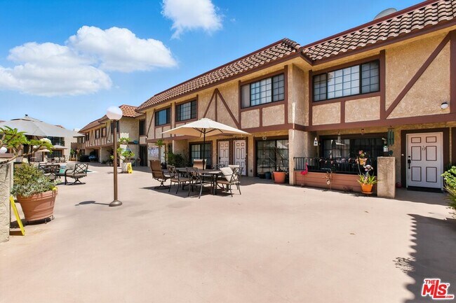 Building Photo - 11127 La Maida St