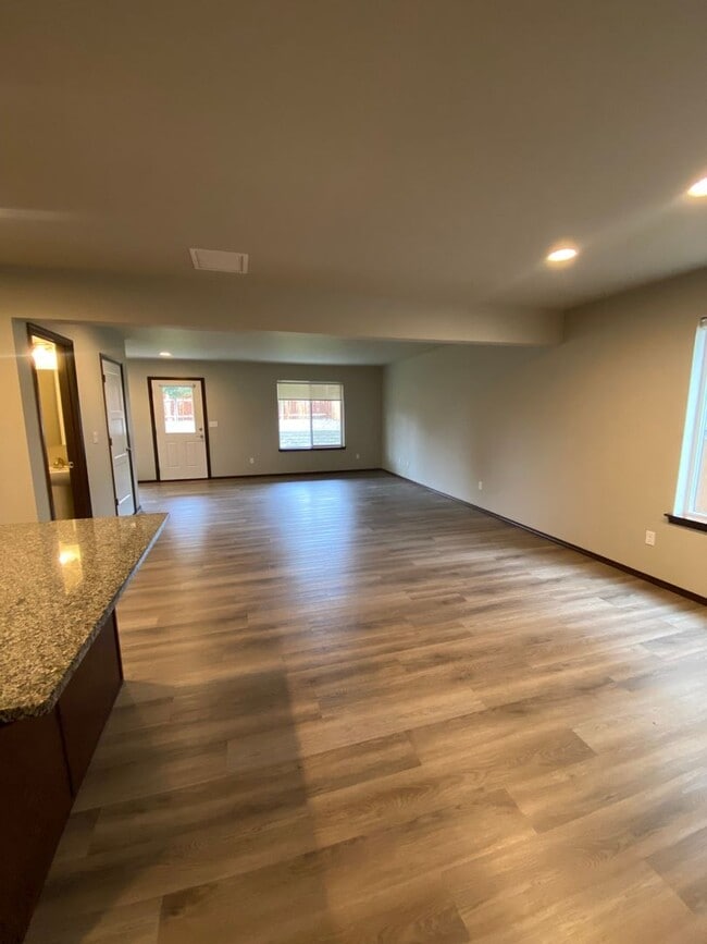 Building Photo - Beautiful 3 Bedroom 2.5  Bathroom Townhome w/ 2-car Garage - in the Eastmont School District!