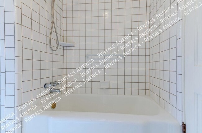 Building Photo - Mid-century charmer near University of Ari...