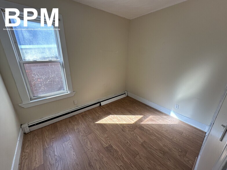 Building Photo - 367 Maverick St