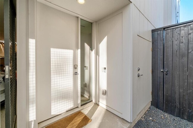 Building Photo - 3406 E 17th St