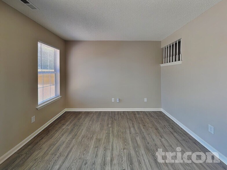 Building Photo - 11136 White Stag Dr