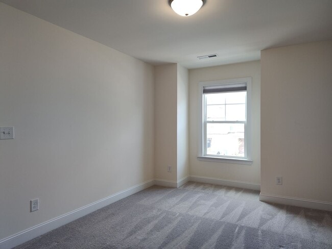 Building Photo - Charming End Unit Townhome located in the ...