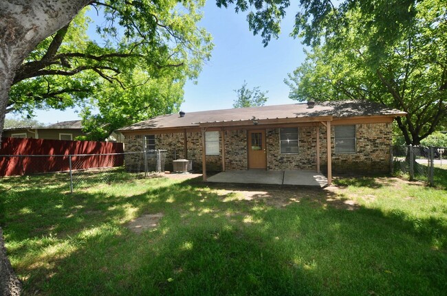 Building Photo - FOR LEASE! 3 BR - 2 BA - 1 Car Garage - Br...