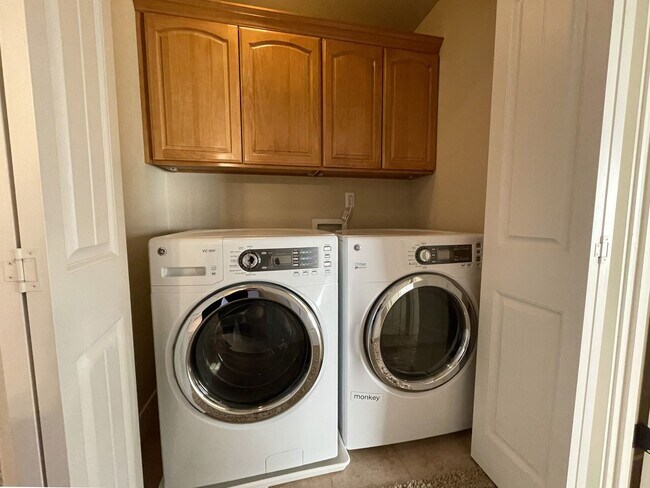 Building Photo - Fantastic South Tabor Home with Attached Garage, Washer/Dryer, A/C