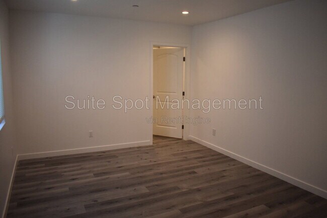 Building Photo - 1607 Vuelta Grande Ave